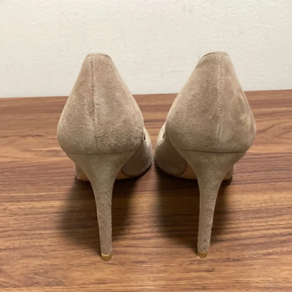 Stuart Weitzman NWOT Almond Beige Suede Stiletto Pump. Size 9.5 N.